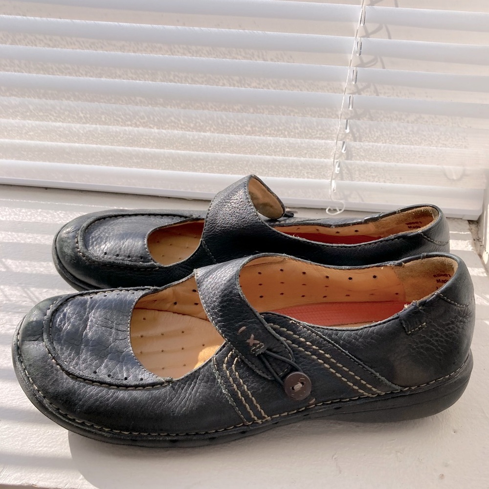 Clarks unstructured black genuine leather Mary Janes. EUC size 8.5